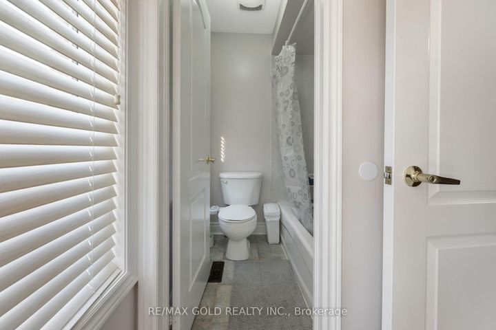 Photo 37 at 19 Eiffel Boulevard, Vales of Castlemore North, Brampton