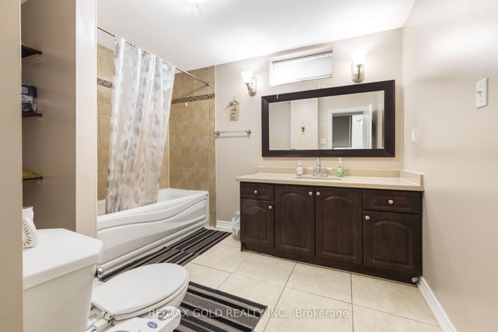 Photo 39 at 19 Eiffel Boulevard, Vales of Castlemore North, Brampton