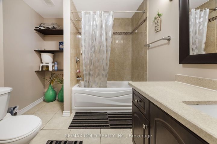 Photo 40 at 19 Eiffel Boulevard, Vales of Castlemore North, Brampton
