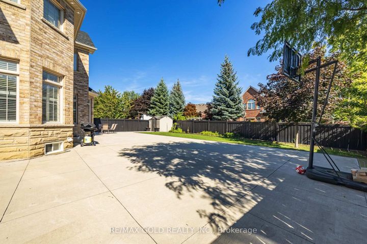 Photo 42 at 19 Eiffel Boulevard, Vales of Castlemore North, Brampton