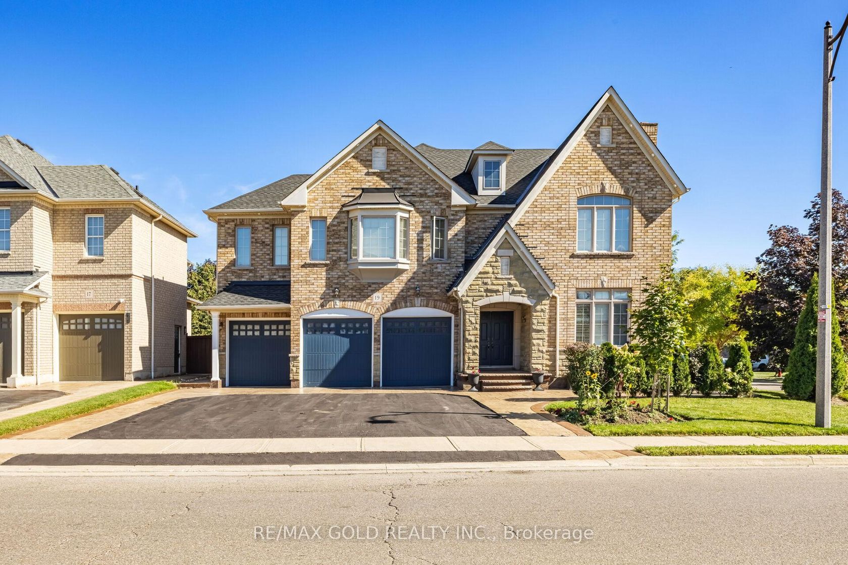 19 Eiffel Boulevard, Vales of Castlemore North, Brampton 2
