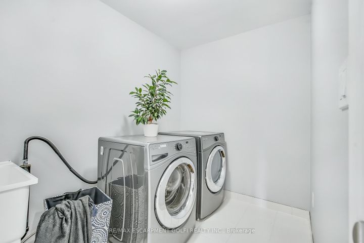 Photo 14 at 163 Lormont Boulevard, Stoney Creek, Hamilton
