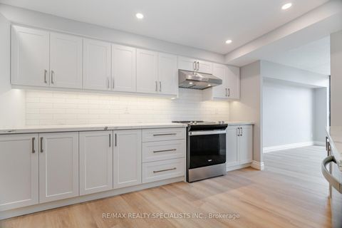 Photo 7 at 606 - 1240 Marlborough Court, CP College Park, Oakville
