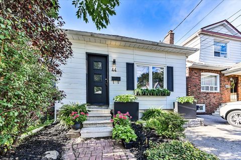 Photo 2 at 44 Crewe Avenue, Lumsden, Toronto