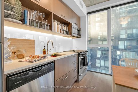 Photo 4 at 719 - 32 Trolley Crescent, Moss Park, Toronto