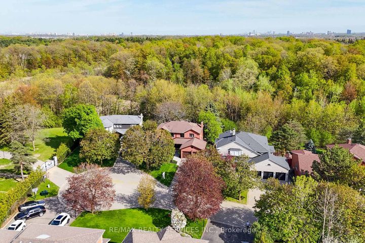 Photo 2 at 25 Brookbank Court, Heart Lake East, Brampton