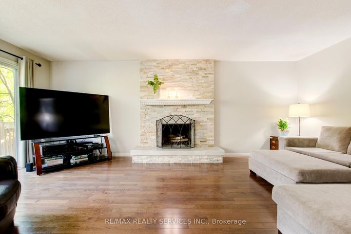 Photo 3 at 25 Brookbank Court, Heart Lake East, Brampton
