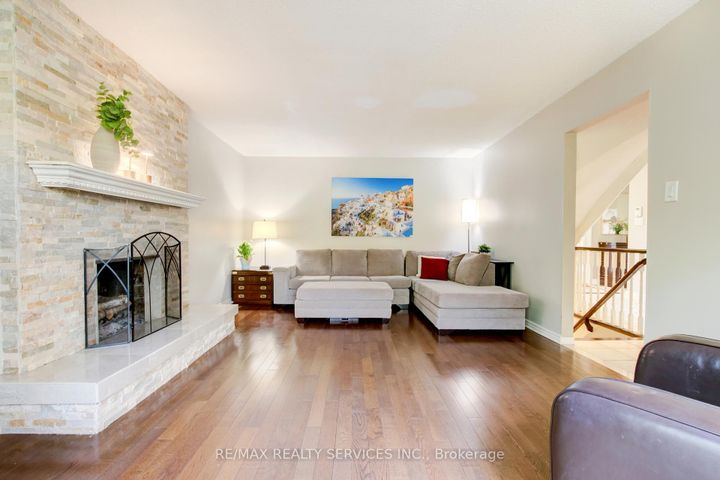 Photo 4 at 25 Brookbank Court, Heart Lake East, Brampton