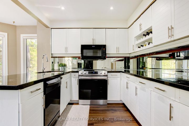 Photo 7 at 25 Brookbank Court, Heart Lake East, Brampton