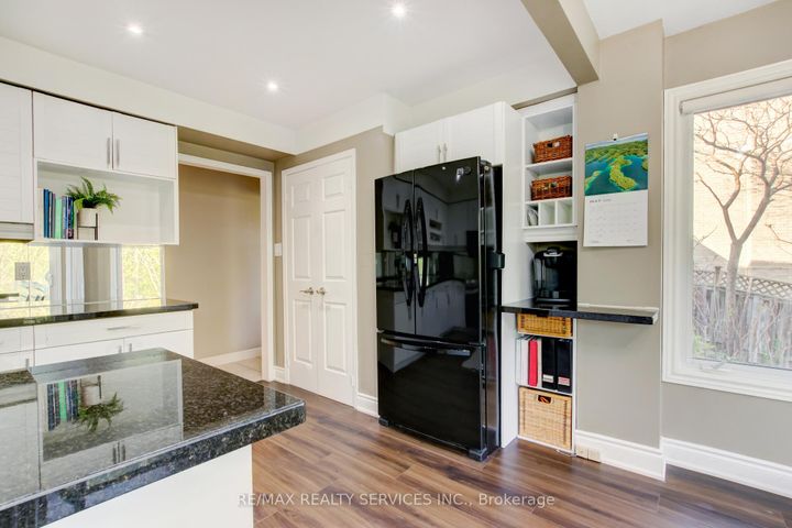 Photo 8 at 25 Brookbank Court, Heart Lake East, Brampton