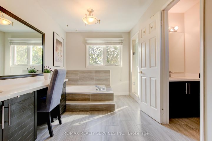 Photo 18 at 25 Brookbank Court, Heart Lake East, Brampton