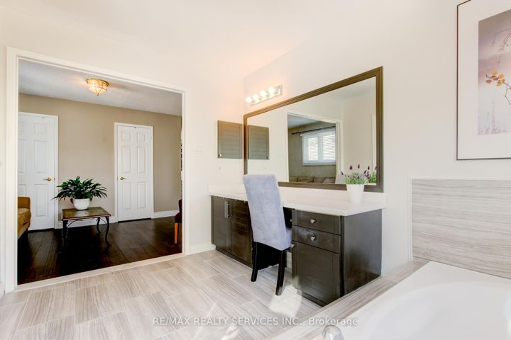 Photo 19 at 25 Brookbank Court, Heart Lake East, Brampton