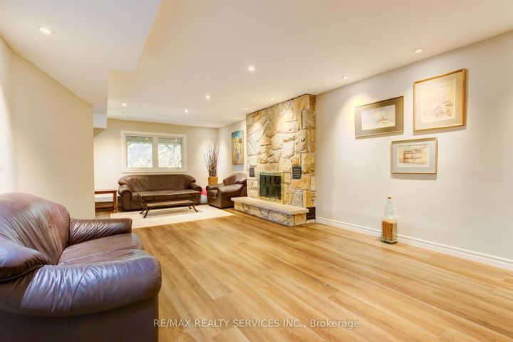 Photo 22 at 25 Brookbank Court, Heart Lake East, Brampton