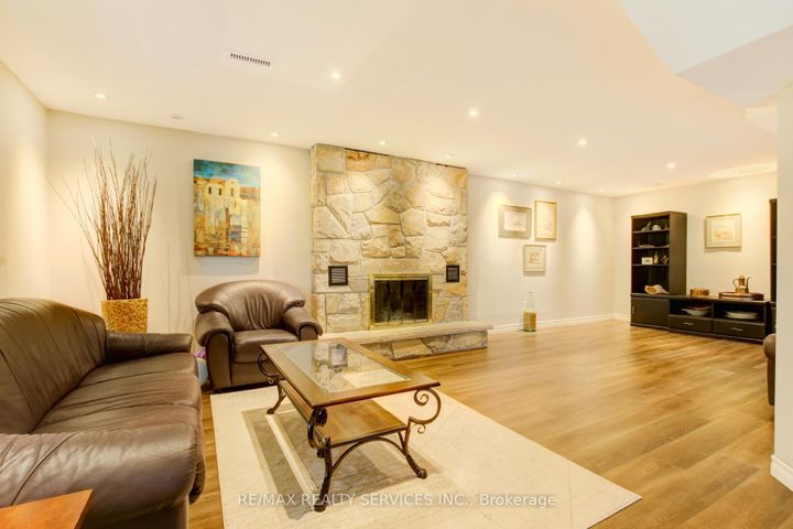 Photo 23 at 25 Brookbank Court, Heart Lake East, Brampton