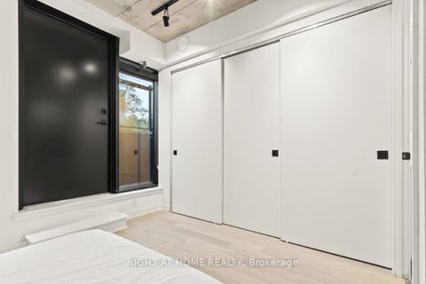Photo 11 at 25 - 12 Dervock Crescent, Bayview Village, Toronto