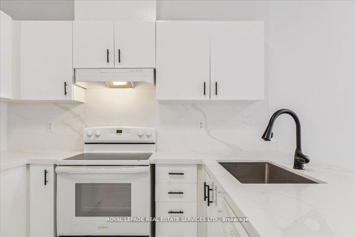 Photo 10 at 3302 Pinto Place, Cooksville, Mississauga