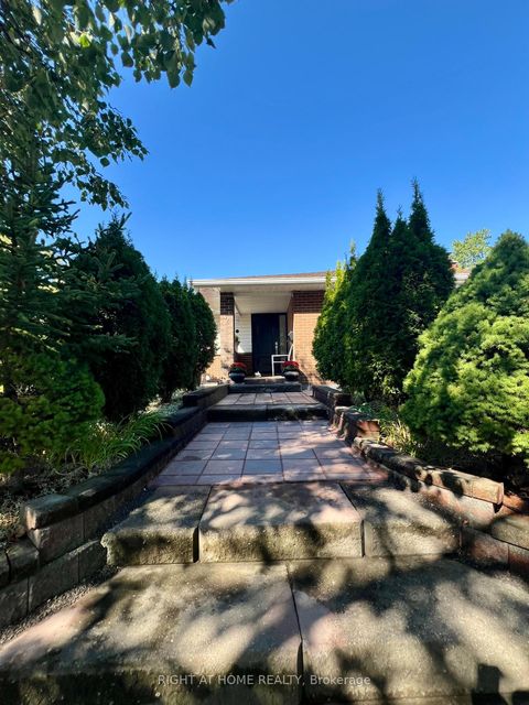 Photo 5 at 2 Richbourne Court, Sullivan, Toronto