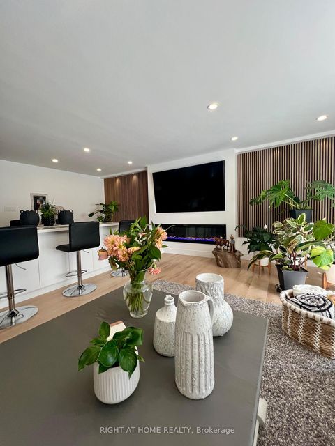 Photo 7 at 2 Richbourne Court, Sullivan, Toronto