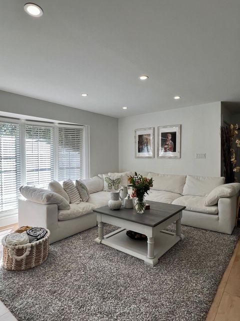 Photo 9 at 2 Richbourne Court, Sullivan, Toronto