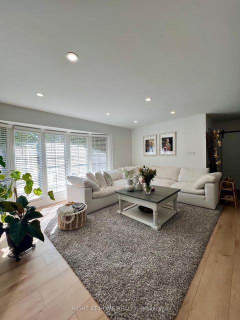 Photo 10 at 2 Richbourne Court, Sullivan, Toronto