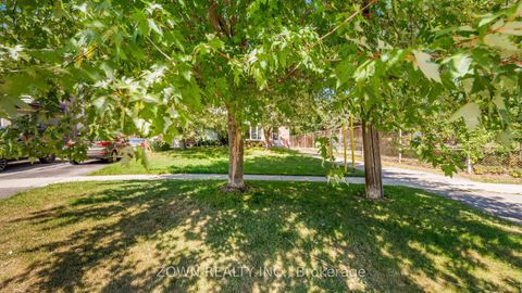 Photo 2 at 118 Chestnut Crescent, Birchmount, Toronto
