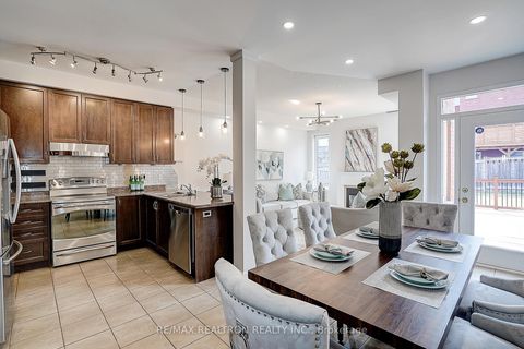 Photo 13 at 30 Big Hill Crescent, Patterson, Vaughan