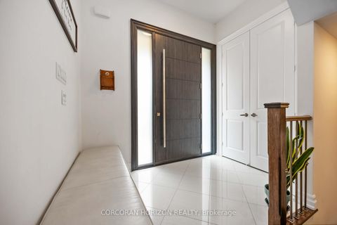 Photo 4 at 33 Kylemount Court, Patterson, Vaughan