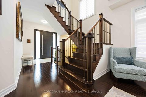 Photo 5 at 33 Kylemount Court, Patterson, Vaughan