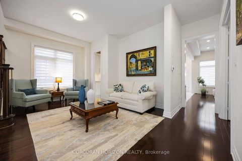 Photo 7 at 33 Kylemount Court, Patterson, Vaughan