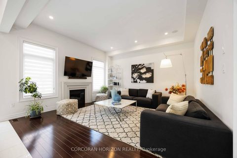 Photo 8 at 33 Kylemount Court, Patterson, Vaughan