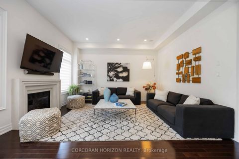 Photo 10 at 33 Kylemount Court, Patterson, Vaughan