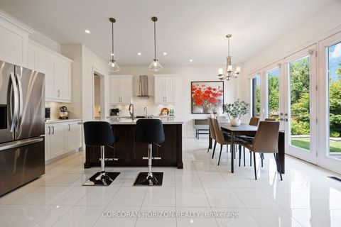 Photo 13 at 33 Kylemount Court, Patterson, Vaughan