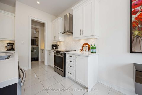 Photo 16 at 33 Kylemount Court, Patterson, Vaughan
