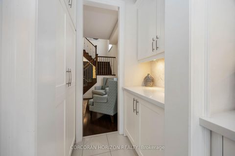 Photo 17 at 33 Kylemount Court, Patterson, Vaughan