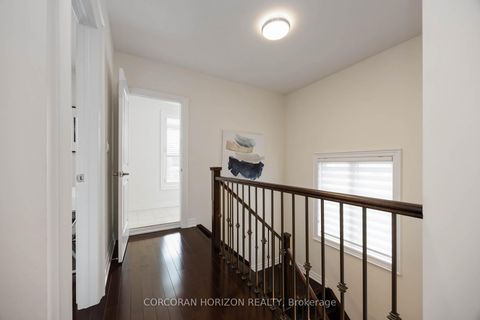 Photo 23 at 33 Kylemount Court, Patterson, Vaughan