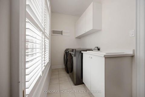 Photo 24 at 33 Kylemount Court, Patterson, Vaughan