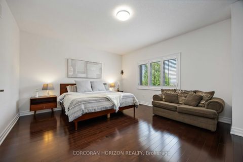 Photo 25 at 33 Kylemount Court, Patterson, Vaughan