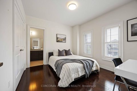 Photo 30 at 33 Kylemount Court, Patterson, Vaughan