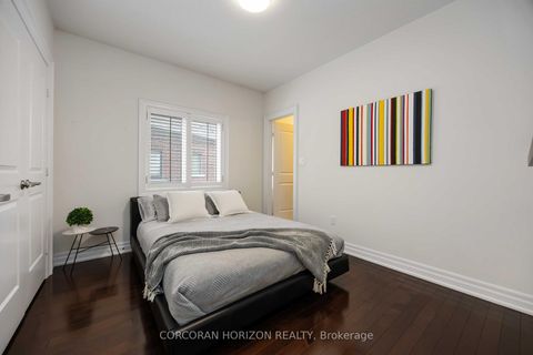 Photo 34 at 33 Kylemount Court, Patterson, Vaughan