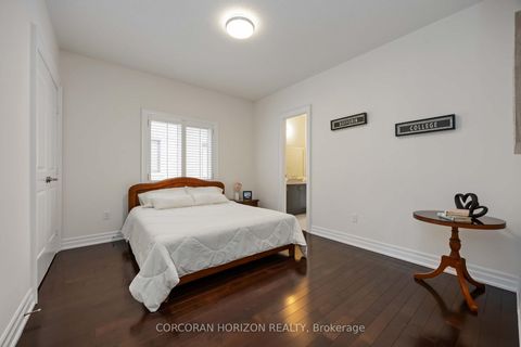 Photo 36 at 33 Kylemount Court, Patterson, Vaughan