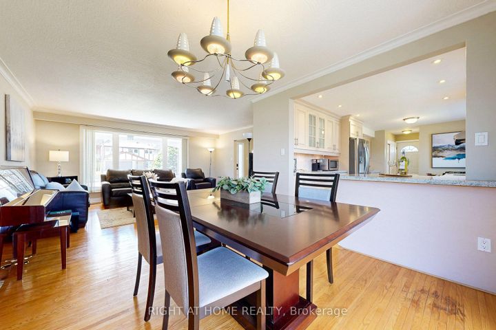 Photo 8 at 5 Robinter Drive, Newtonbrook East, Toronto