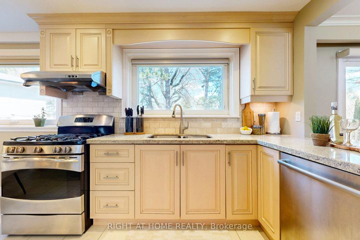 Photo 10 at 5 Robinter Drive, Newtonbrook East, Toronto