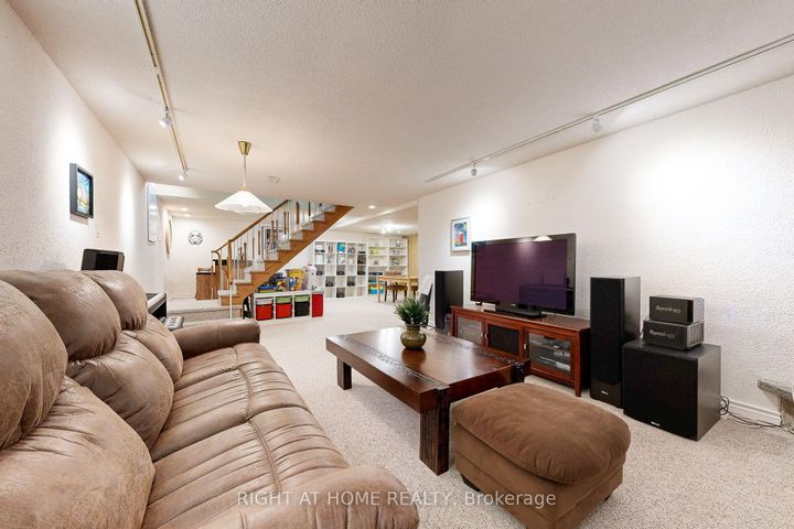 Photo 25 at 5 Robinter Drive, Newtonbrook East, Toronto