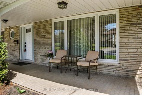 Photo 2 at 5 Robinter Drive, Newtonbrook East, Toronto