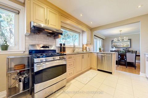Photo 11 at 5 Robinter Drive, Newtonbrook East, Toronto