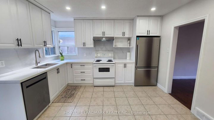 Photo 3 at 42 Cartier Crescent, Crosby, Richmond Hill