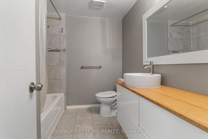 Photo 25 at 12 - 1520 Reeves Gate, GA Glen Abbey, Oakville
