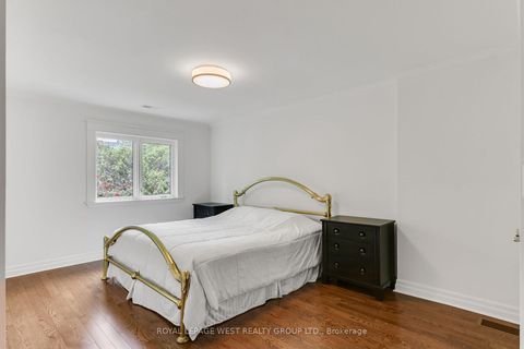 Photo 32 at 14 Dunedin Drive, Kingsway South, Toronto