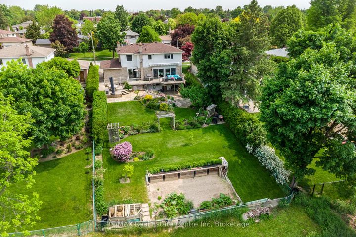 Photo 2 at 29 stockman Crescent, Georgetown, Halton Hills