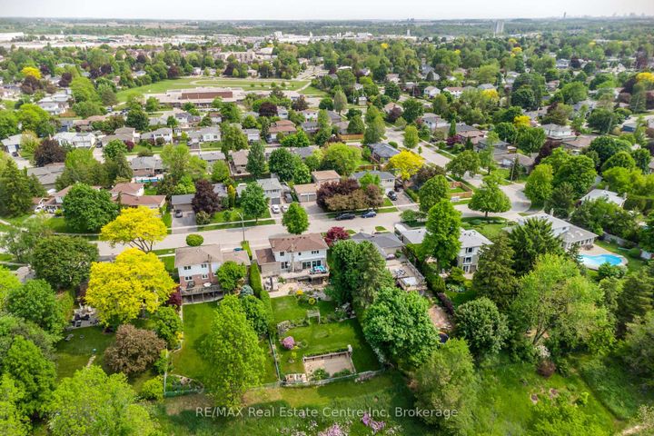 Photo 3 at 29 stockman Crescent, Georgetown, Halton Hills